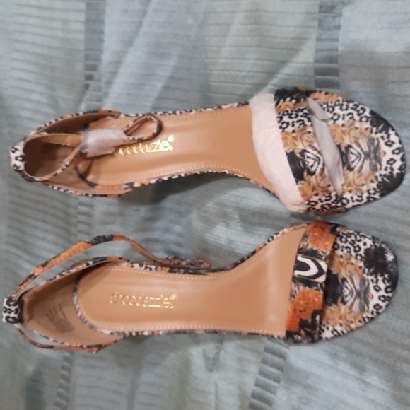 Shoe Dazzle Shoes - Heels with beautiful print